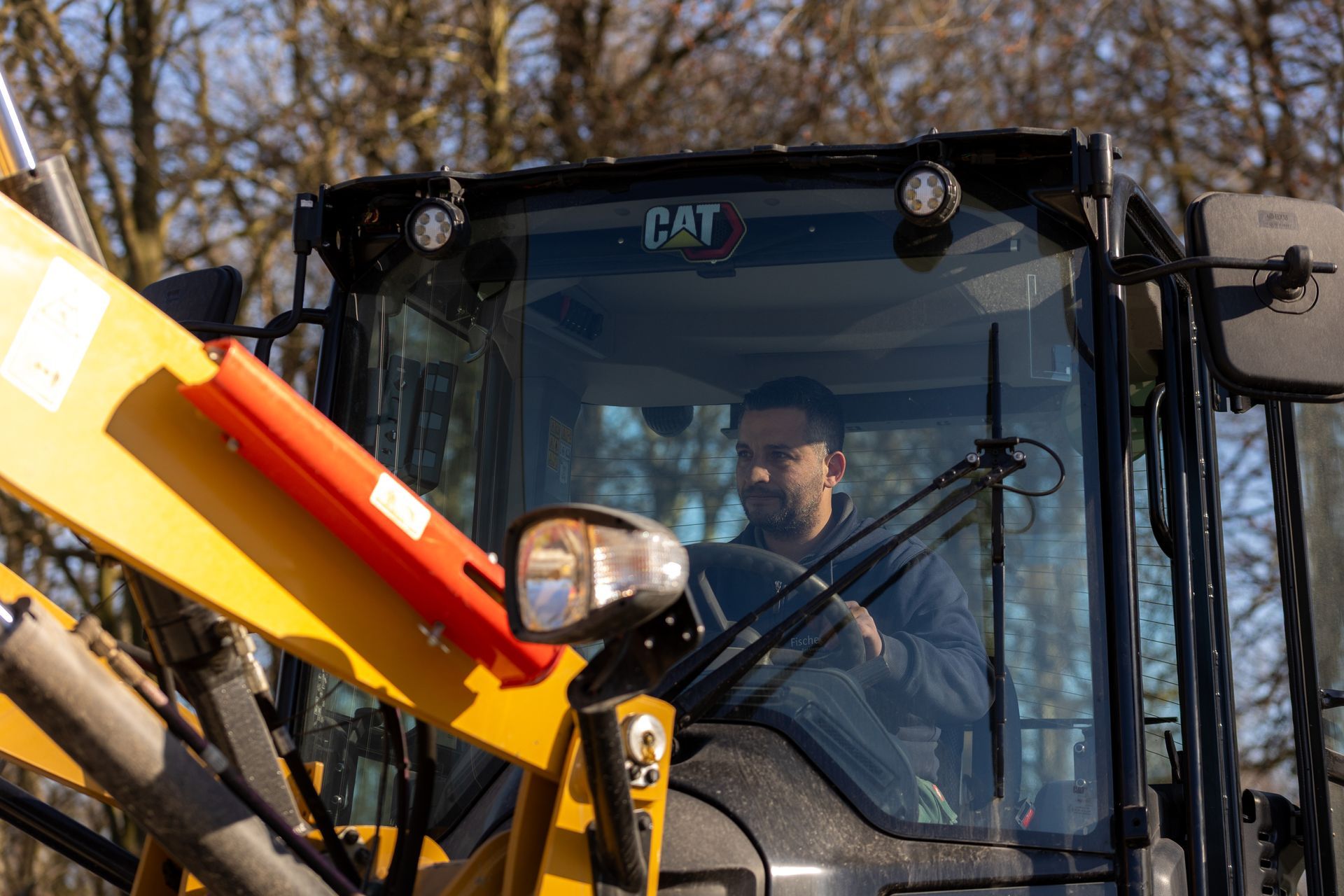 Ein Mann fährt einen Bulldozer auf einer Baustelle