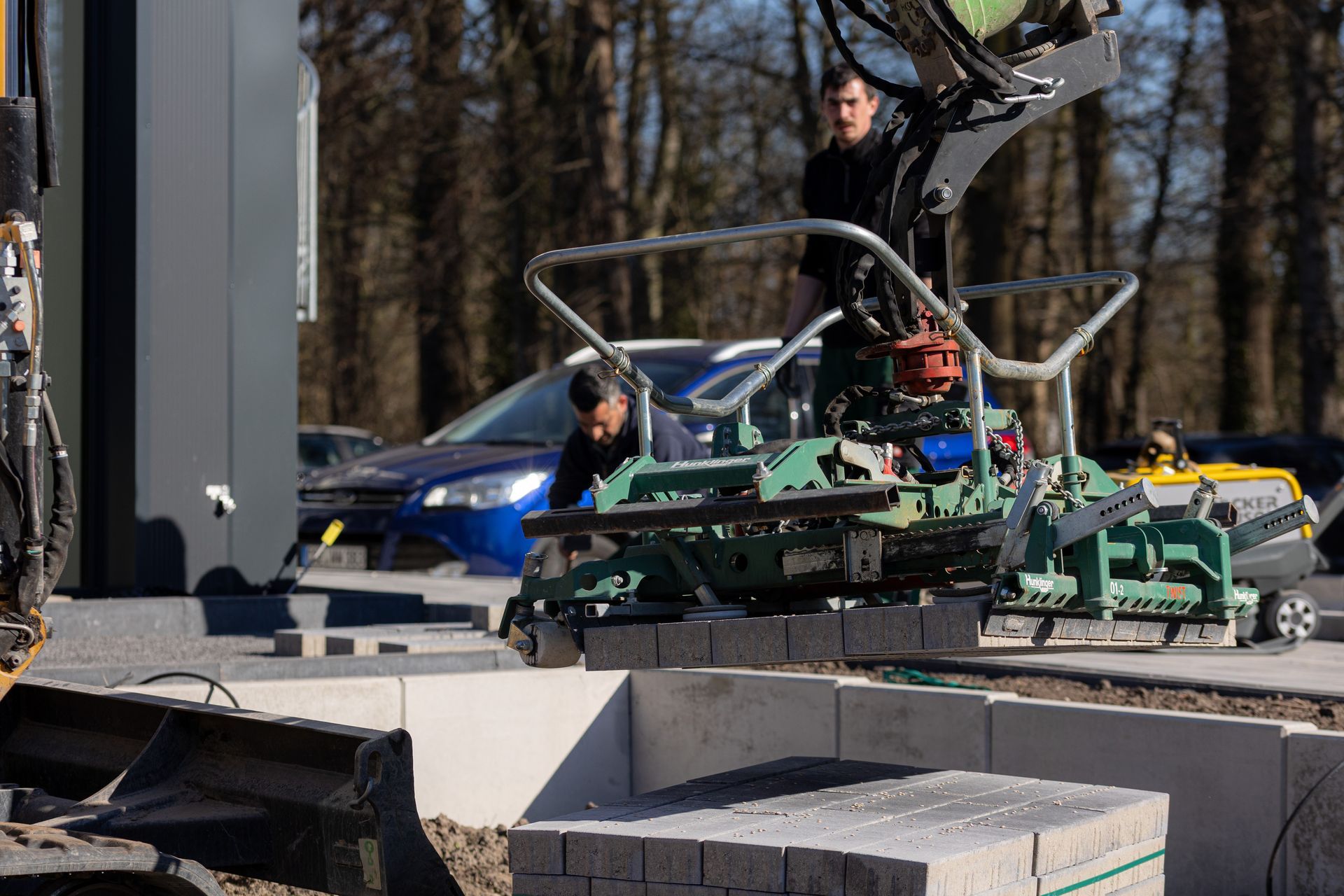 Eine Gruppe Bauarbeiter arbeitet auf einer Baustelle