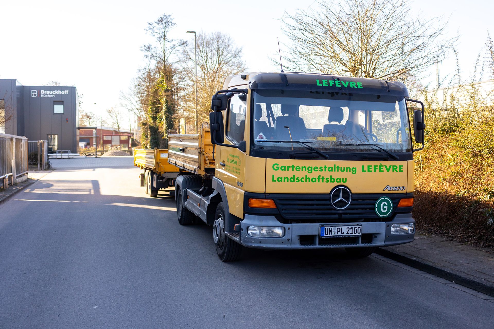 Ein Mercedes-LKW steht am Straßenrand