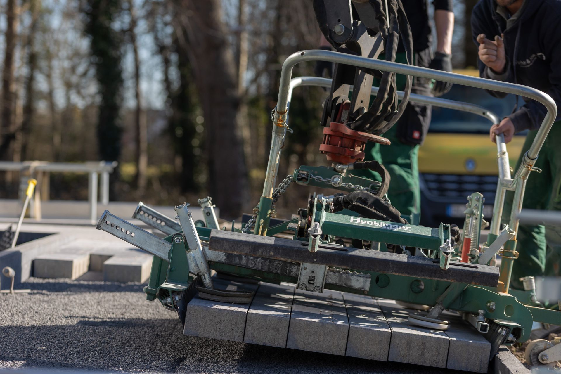 Ein Mann schneidet mit einer Maschine Ziegelsteine ​​auf dem Boden