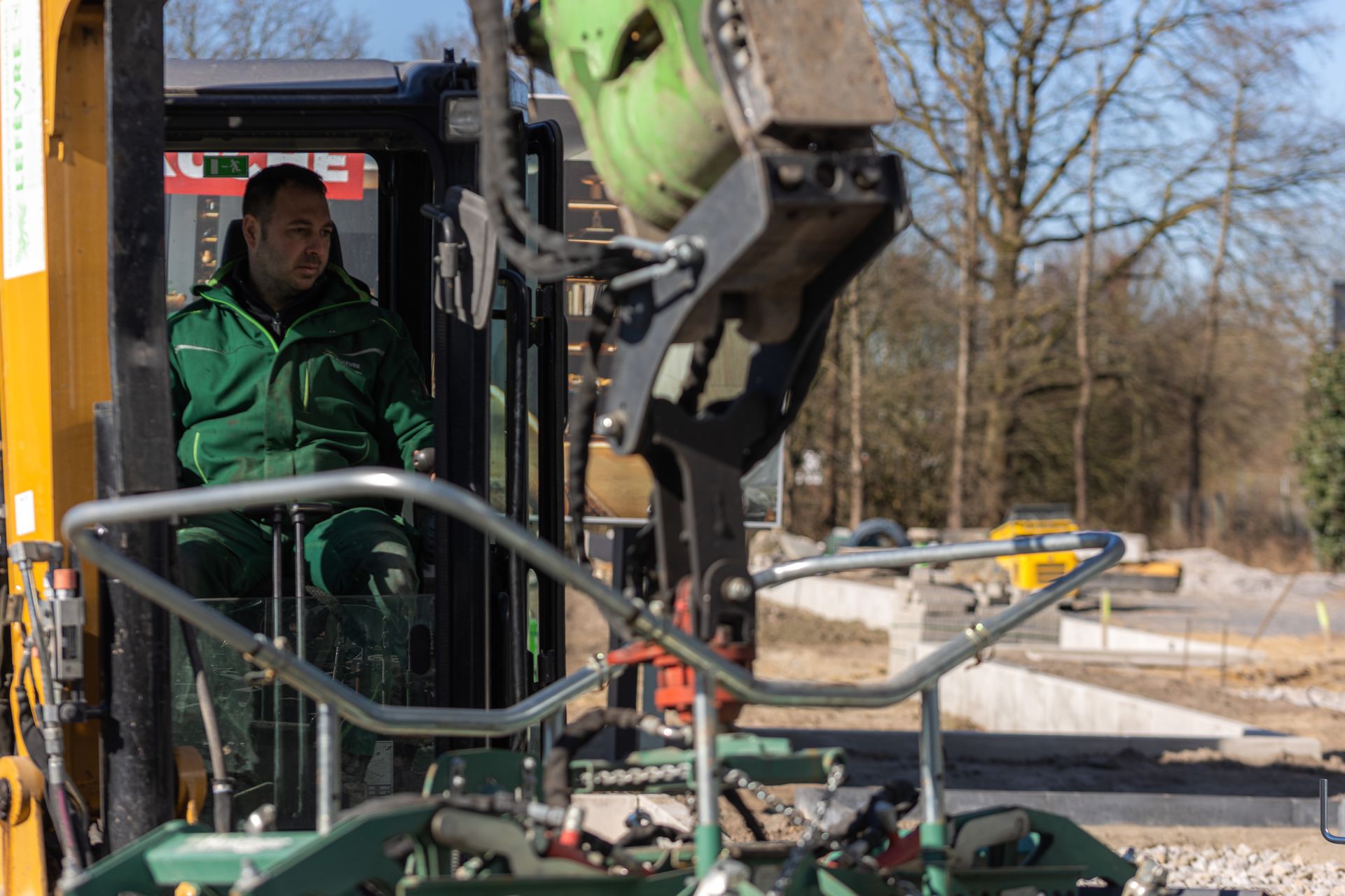Ein Mann sitzt auf dem Fahrersitz eines Baufahrzeugs