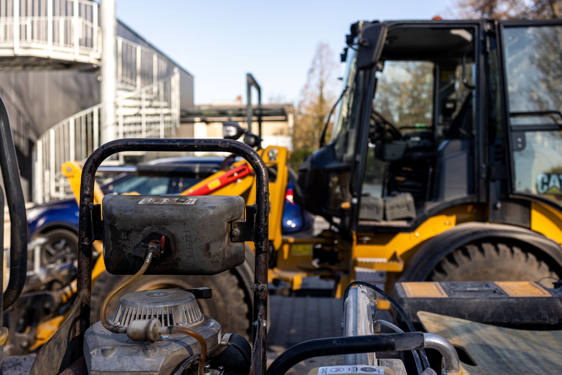 Eine Nahaufnahme einer Maschine mit einem Traktor im Hintergrund