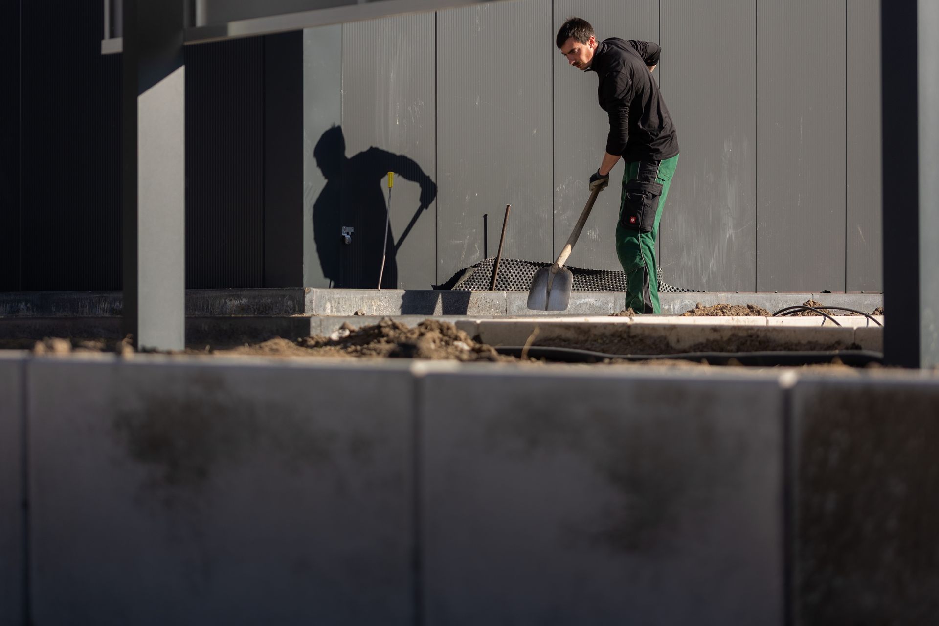 Ein Mann gräbt mit einer Schaufel im Dreck