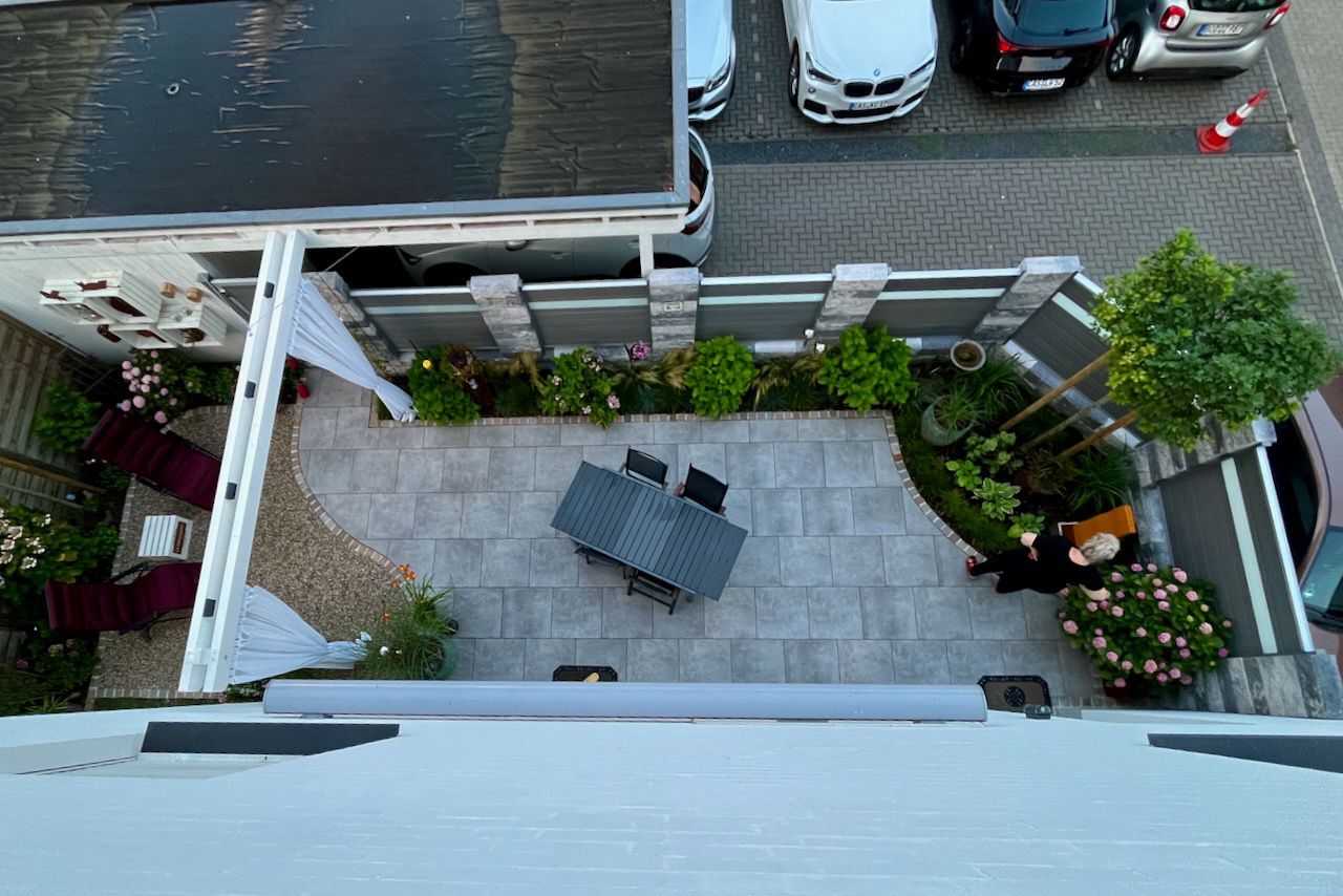 Eine Luftaufnahme einer Terrasse mit einem Tisch und Stühlen