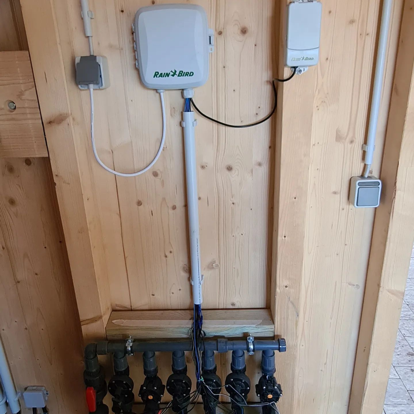 Eine weiße Box mit dem Wort raintec darauf