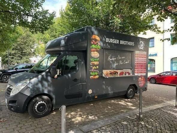 Burger mit Gabel und Messer