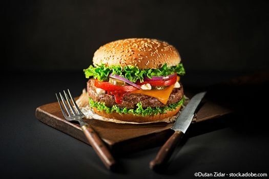 Burger mit Gabel und Messer
