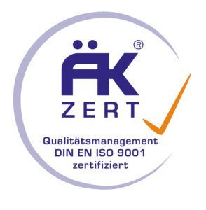 ÄKzert Logo mit violettem Text und orangefarbenem Häkchen, das auf die DIN EN ISO 9001-zertifizierte Qualitätsmanagement-Zertifizierung hinweist. ÄKZERT-Zertifizierungslogo, DIN EN ISO 9001 Qualitätsmanagementsiegel