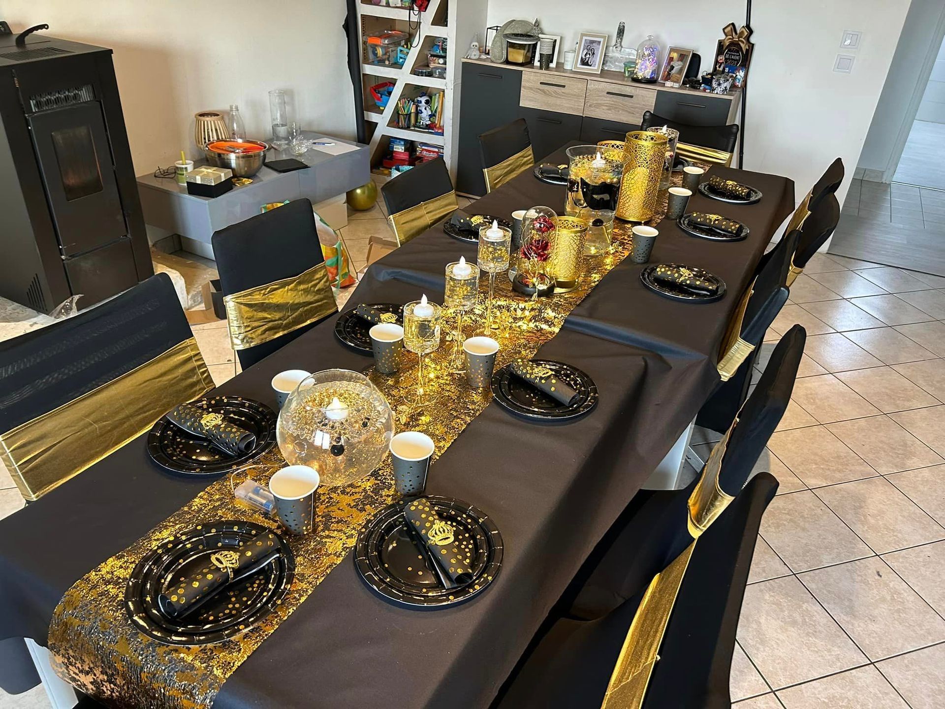 Table noire et dorée pour une soirée insolite