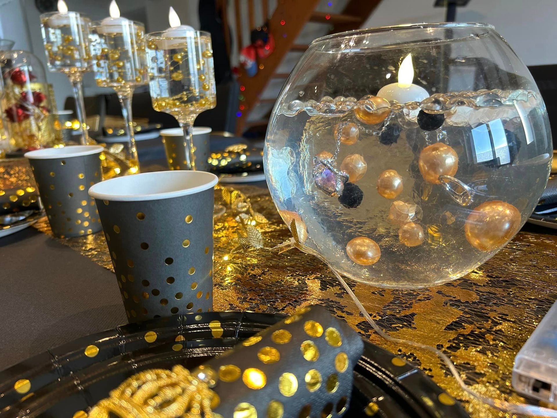 Boules dans un aquarium qui flotte noire et dorée