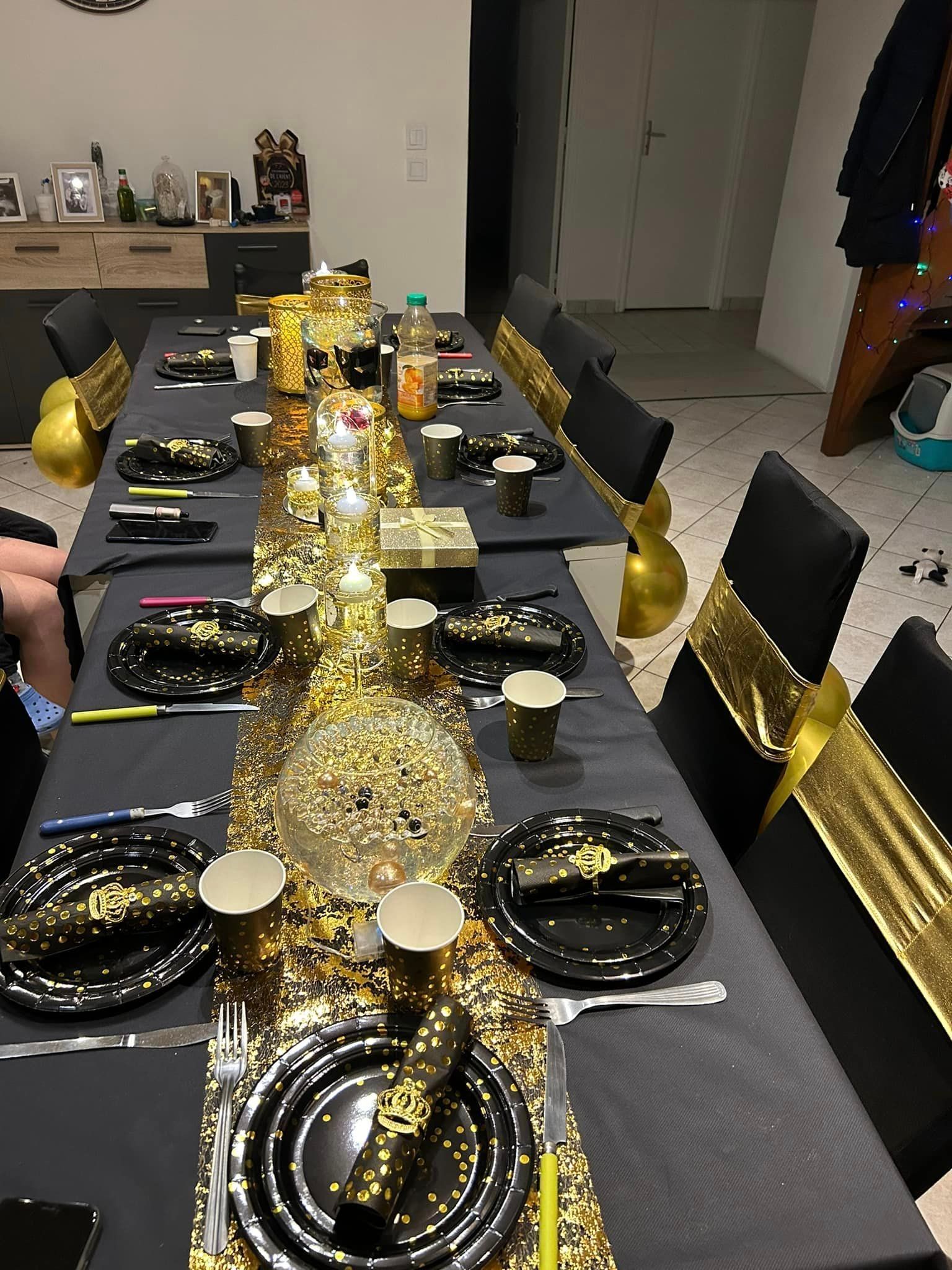 Table complètement décorée en noir et doré pour une soirée à thème