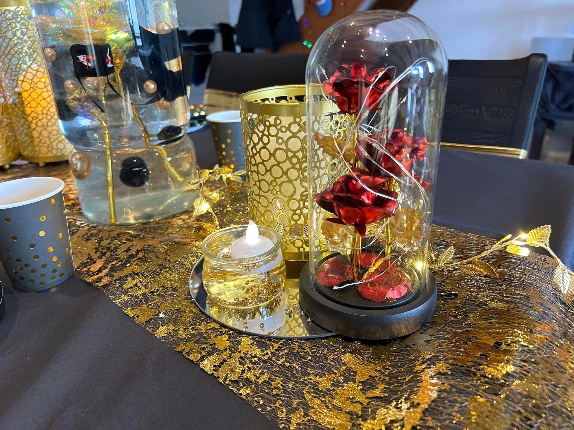 Table décorée avec une rose éternelle
