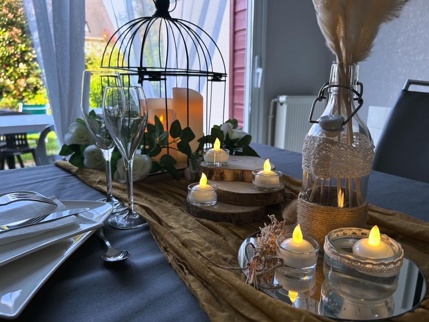 Table décorée avec bougies et accents naturels pour une ambiance chaleureuse