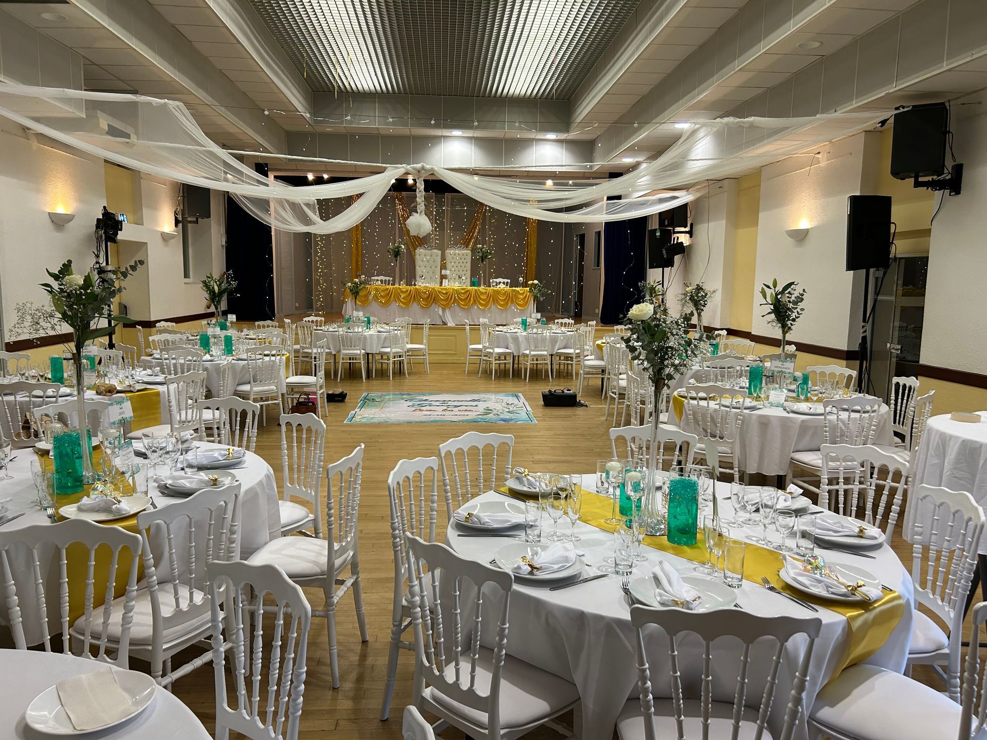 Décoration blanche et dorée pour un mariage