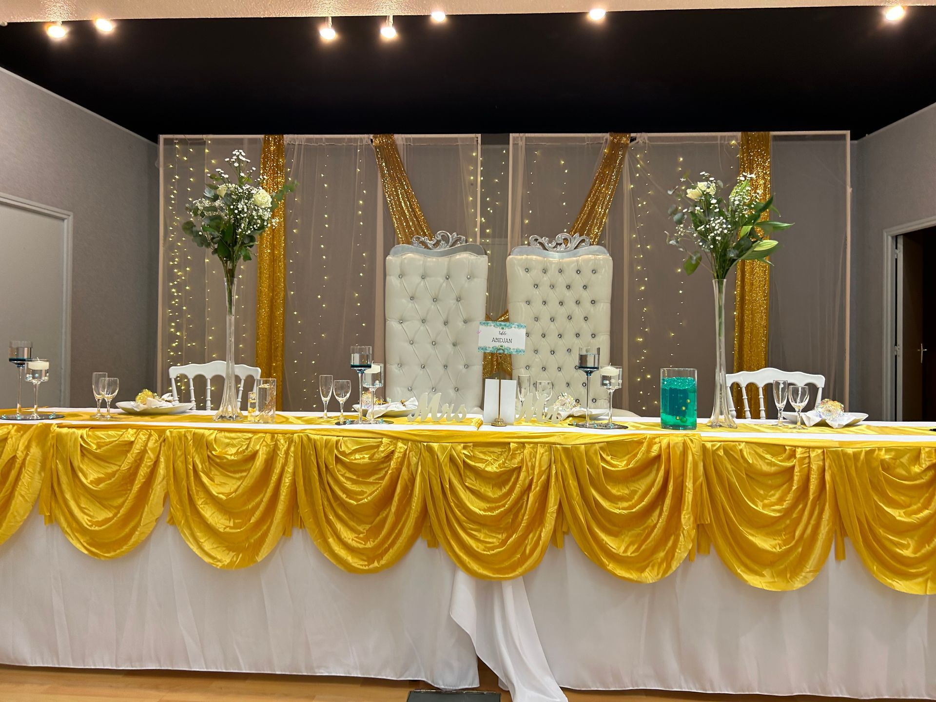 Table des mariés dorée et blanche