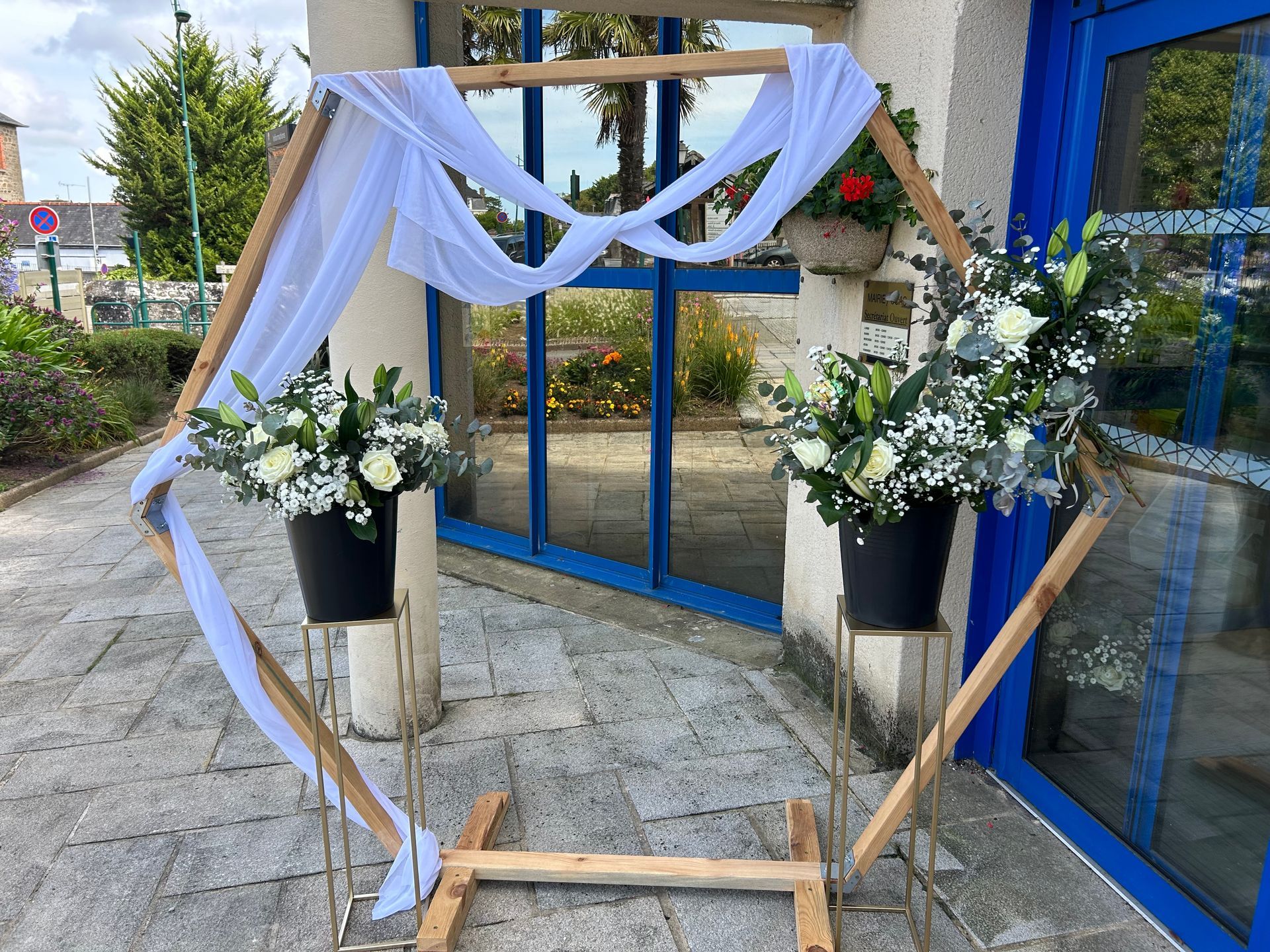 Arche de mariage avec fleurs fraîches