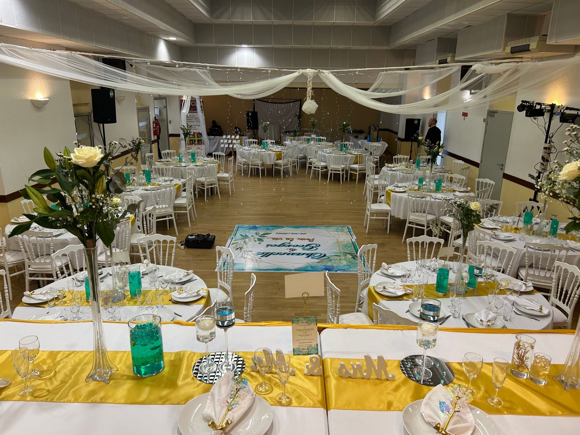 Vue panoramique d'une salle de fête avec des tables élégamment dressées