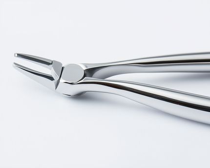 Une pince de dentiste
