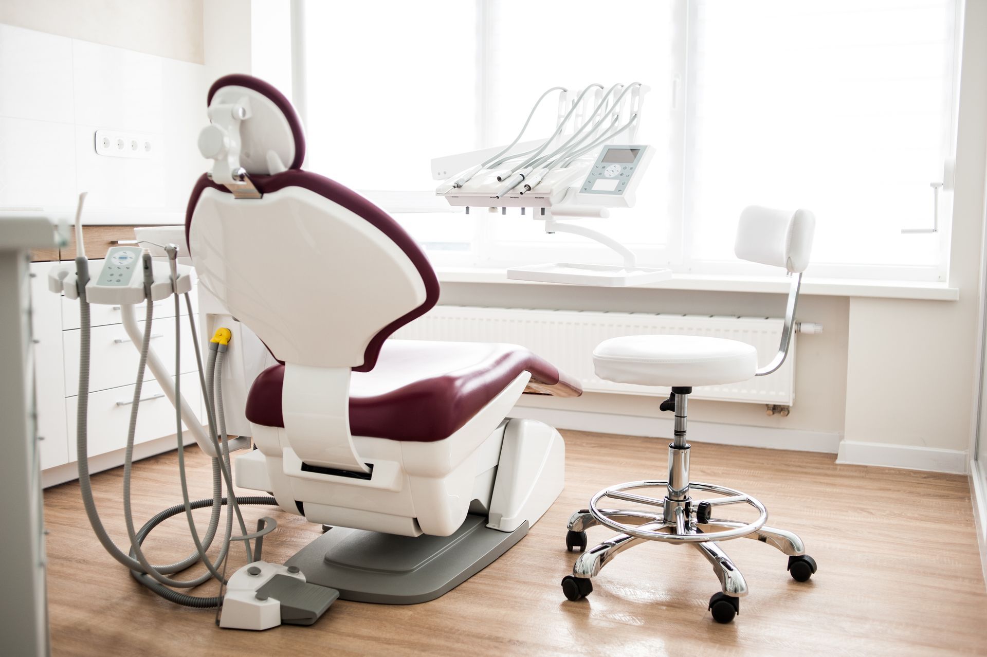 Un fauteuil d'une salle de dentiste