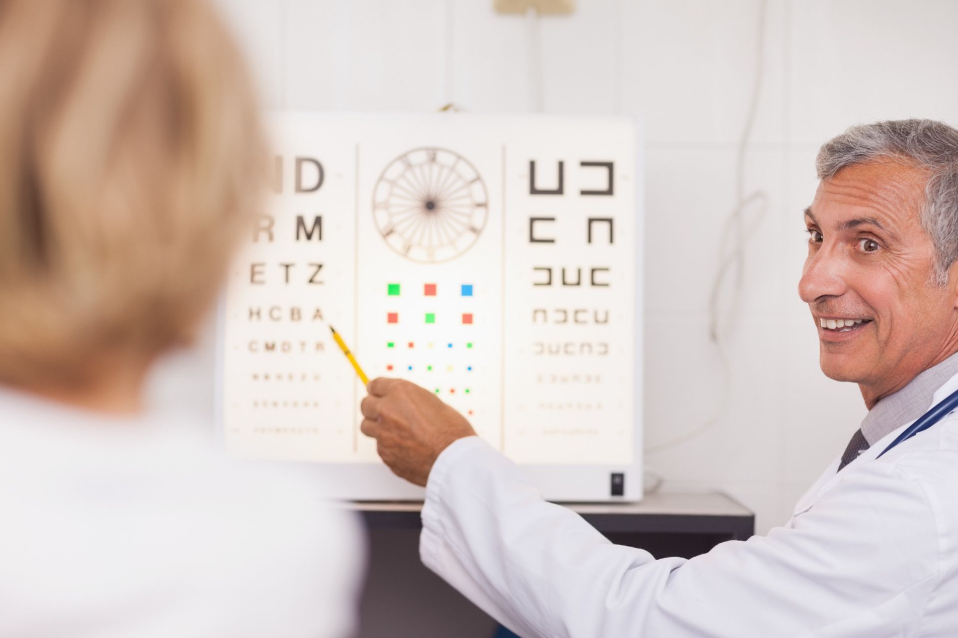 Una botella de solución para lentes de contacto y un estuche para lentes de contacto sobre un fondo morado.