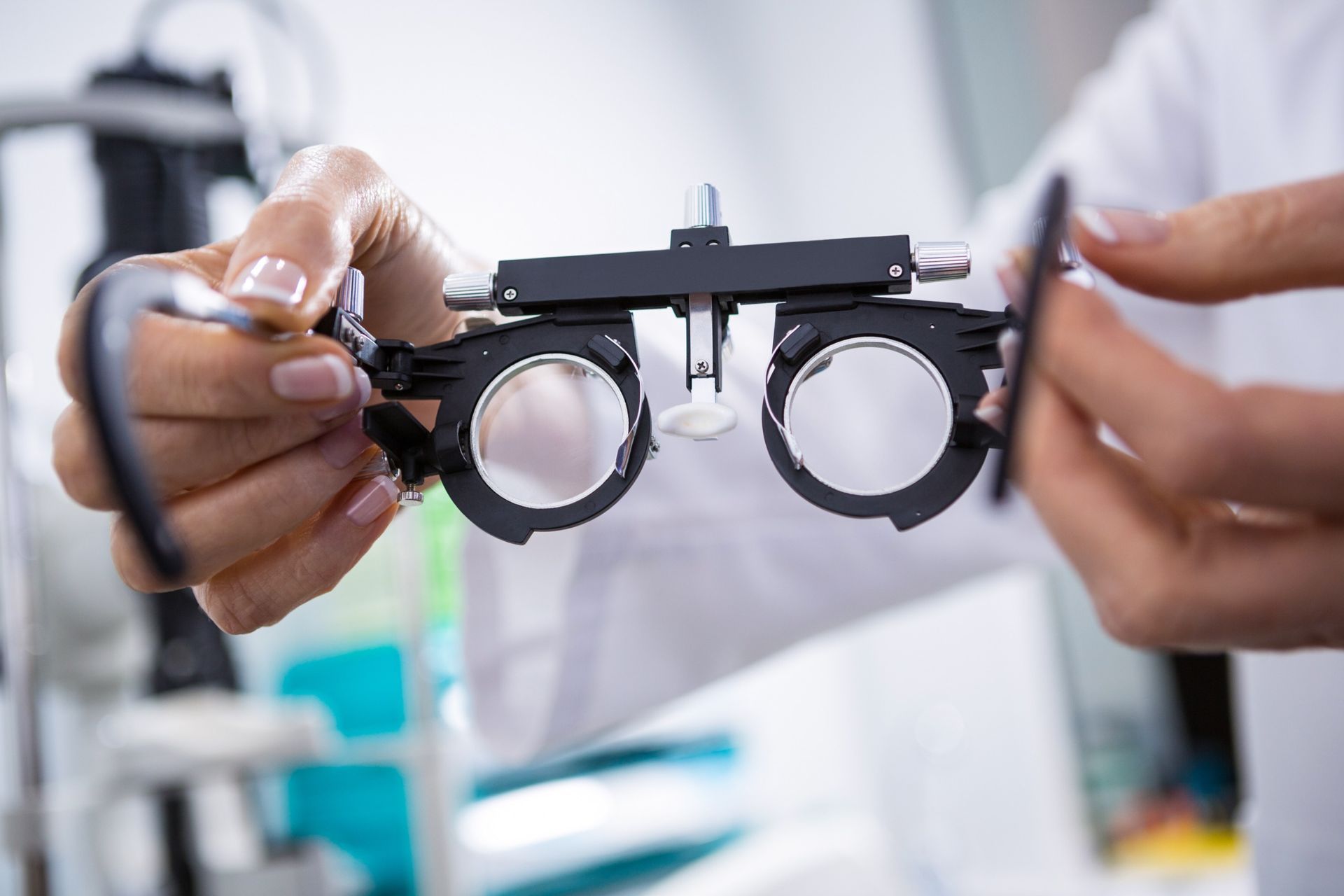 Una botella de solución para lentes de contacto y un estuche para lentes de contacto sobre un fondo morado.