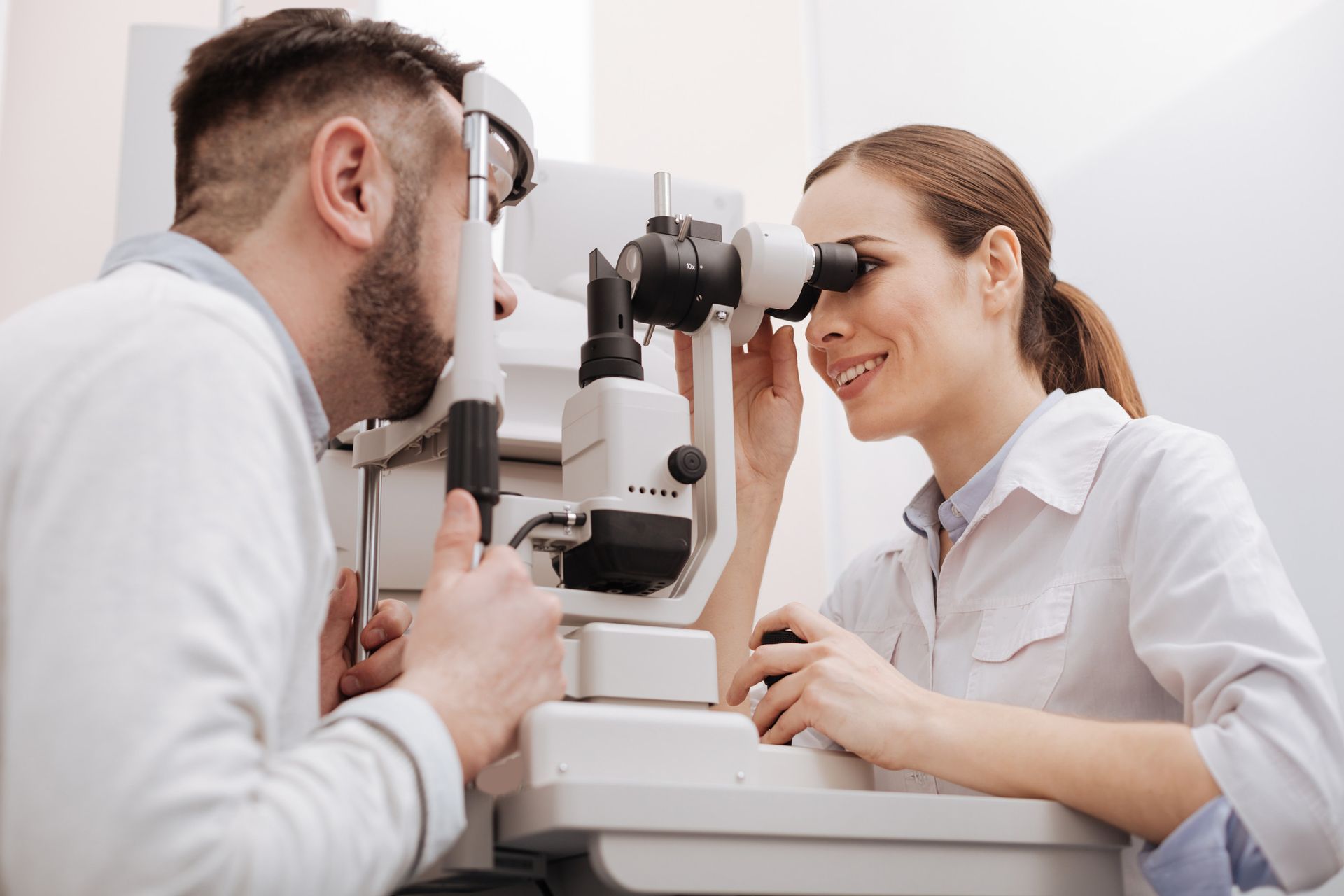 Una mujer se pone una lente de contacto en el ojo.