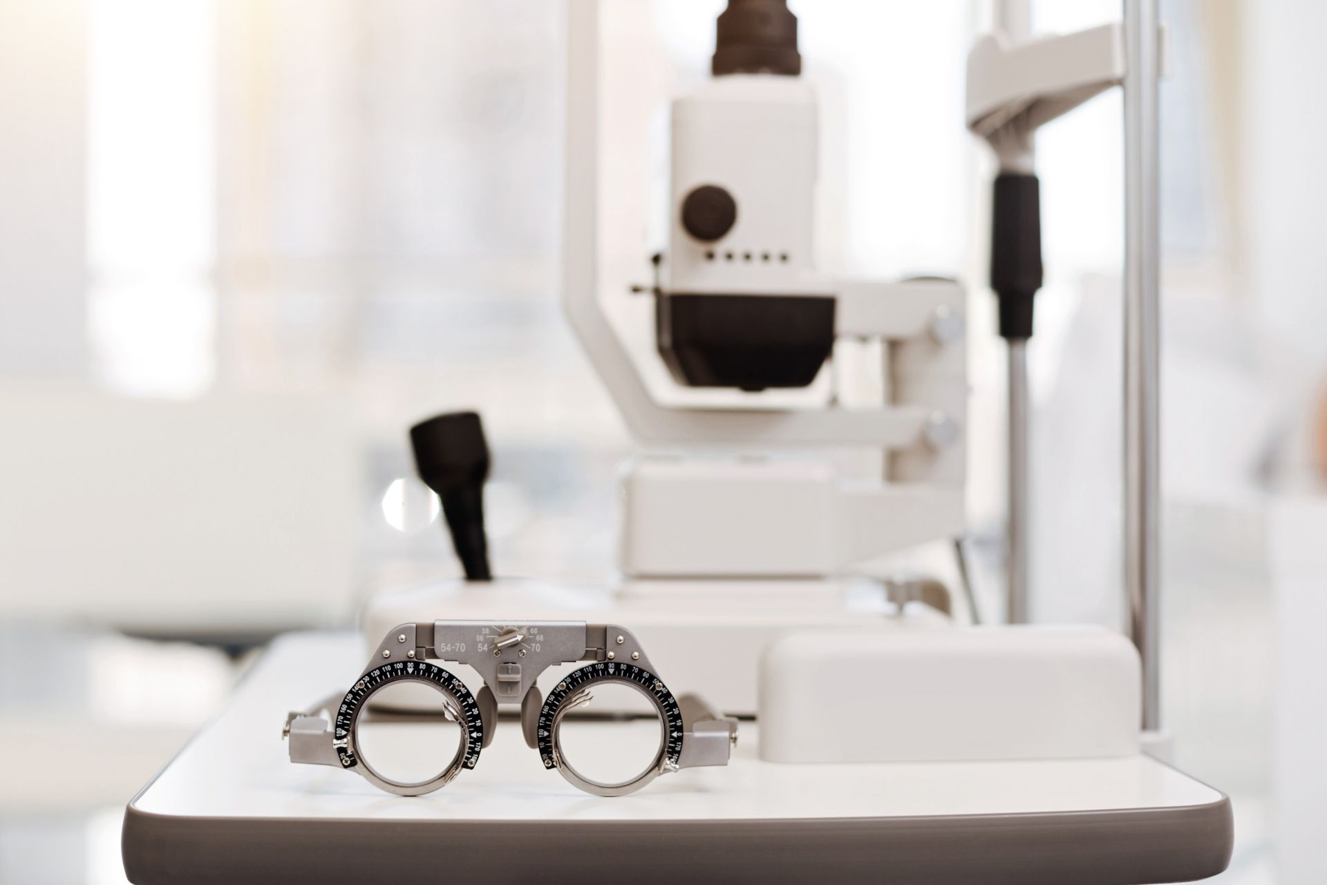 Una botella de solución para lentes de contacto y un estuche para lentes de contacto sobre un fondo morado.