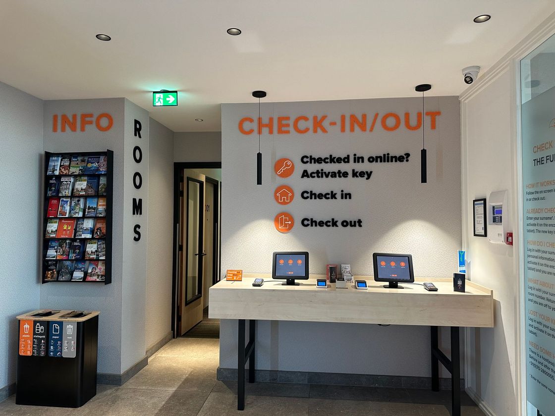 Self-service kiosk waar je zelf kunt inchecken en uitchecken, je kamersleutel kunt aanmaken en kunt betalen met pin.  Fox Hotel The Hague Scheveningen