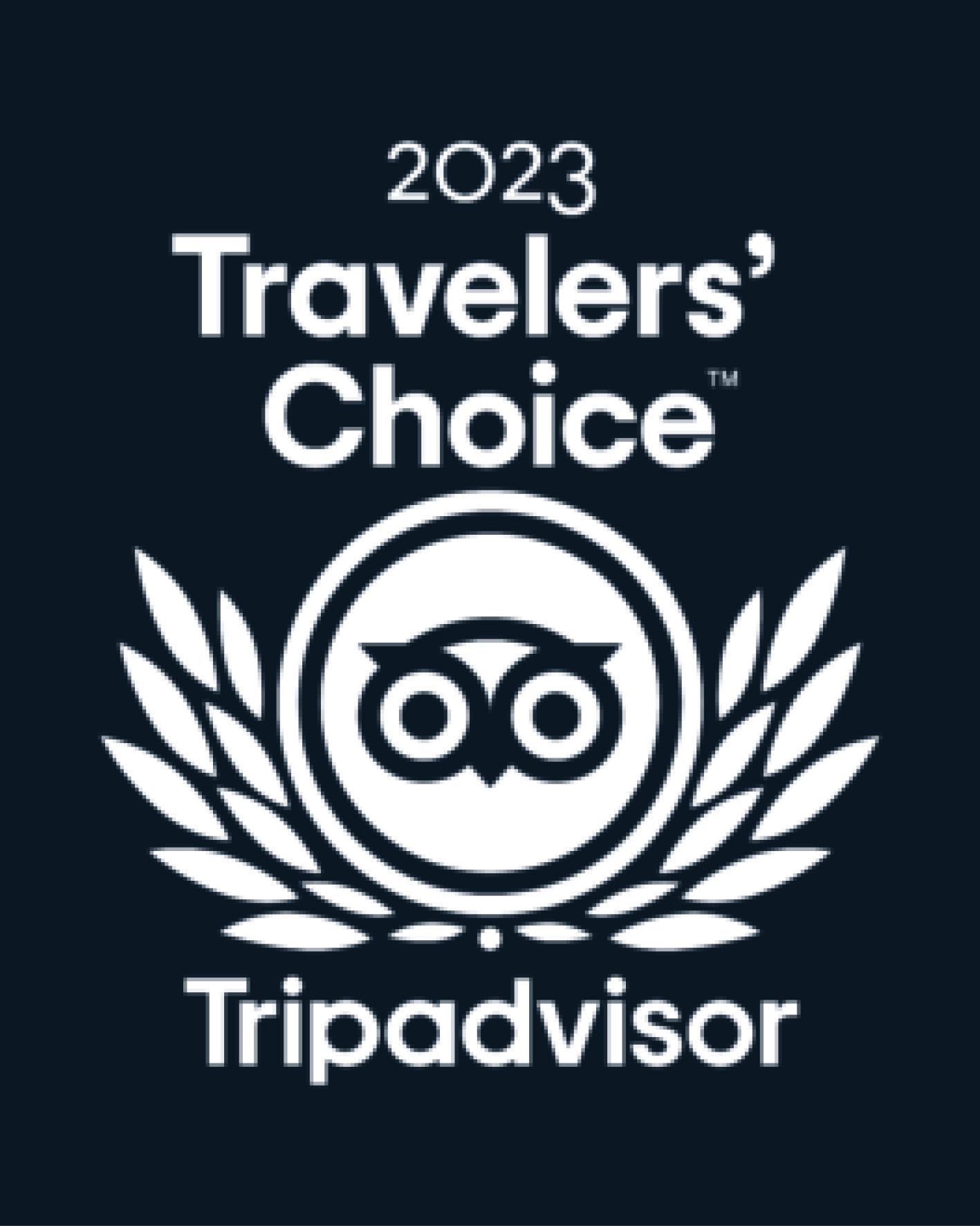 Een logo voor Travelers Choice Tripadvisor met een uil en een laurierkrans.