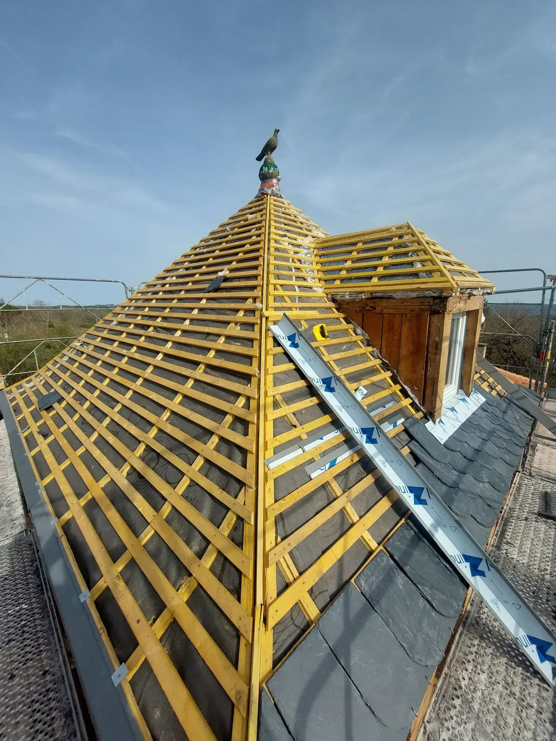 Une pose de tuiles en cours