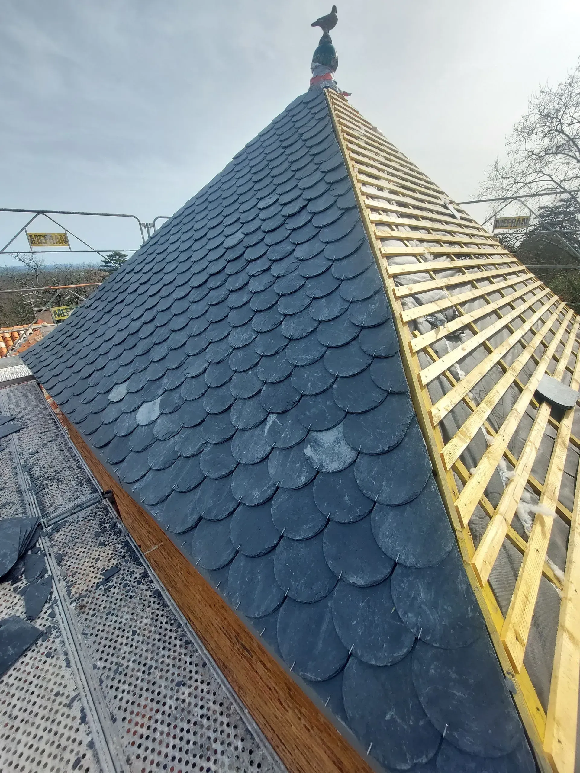 Une pose de tuiles noires