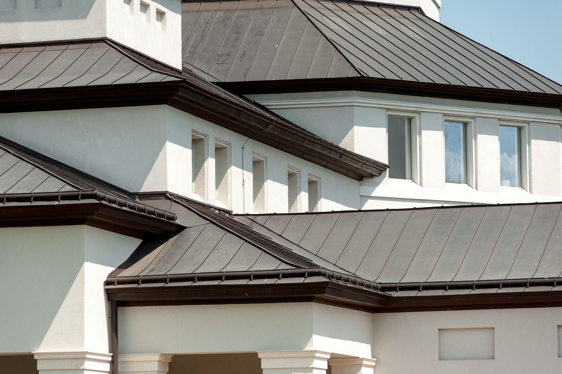 Des maison avec des toitures métalliques