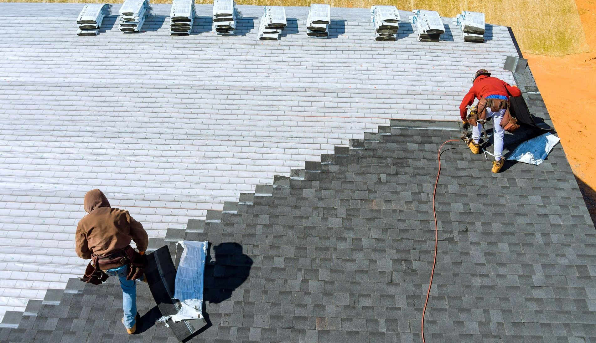 Des couvreurs sur un chantier de grande envergure