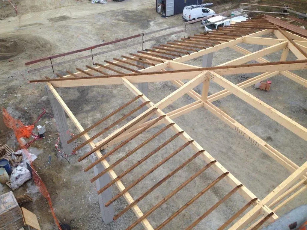 Une charpente en cours de création
