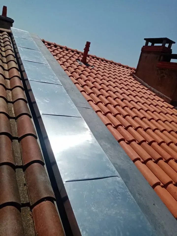 De la zinguerie sur une toiture