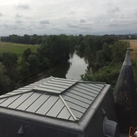 Une maison et un fleuve