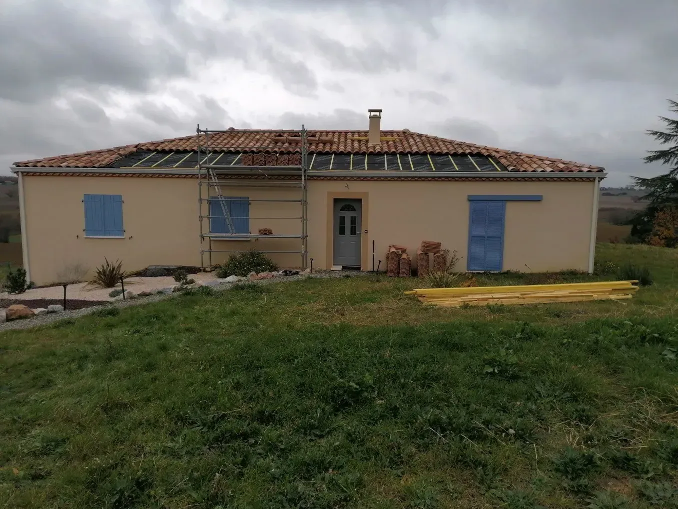 Une maison avec des volets bleus
