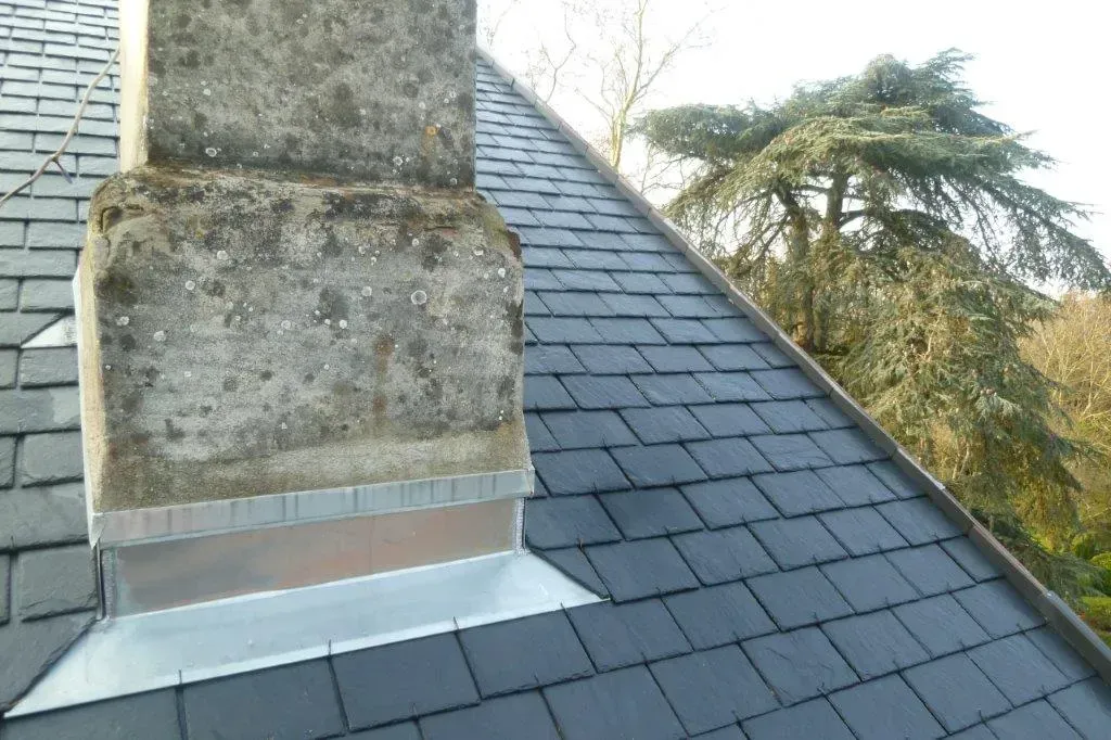 Une toiture avec une cheminée