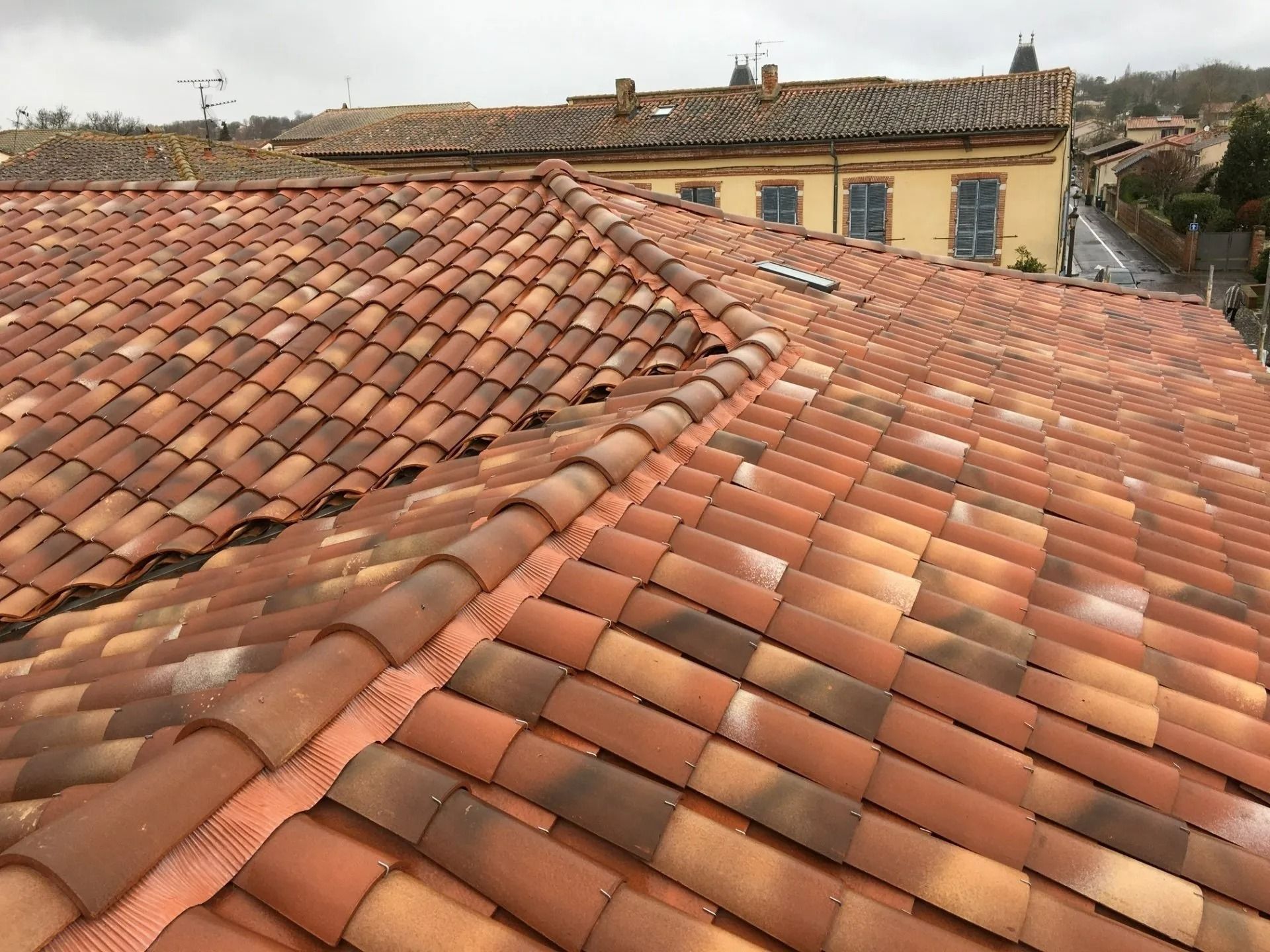Une toiture faite de tuiles
