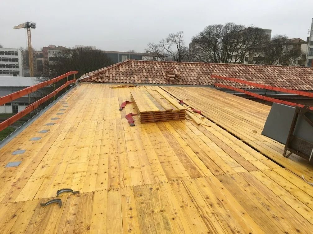 Des planches de bois sur un toit