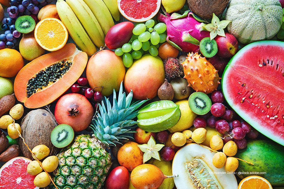 Auswahl an bunten frischen Früchten, darunter Wassermelone, Trauben, Kiwi, Mango, Papaya, Ananas und Drachenfrucht.