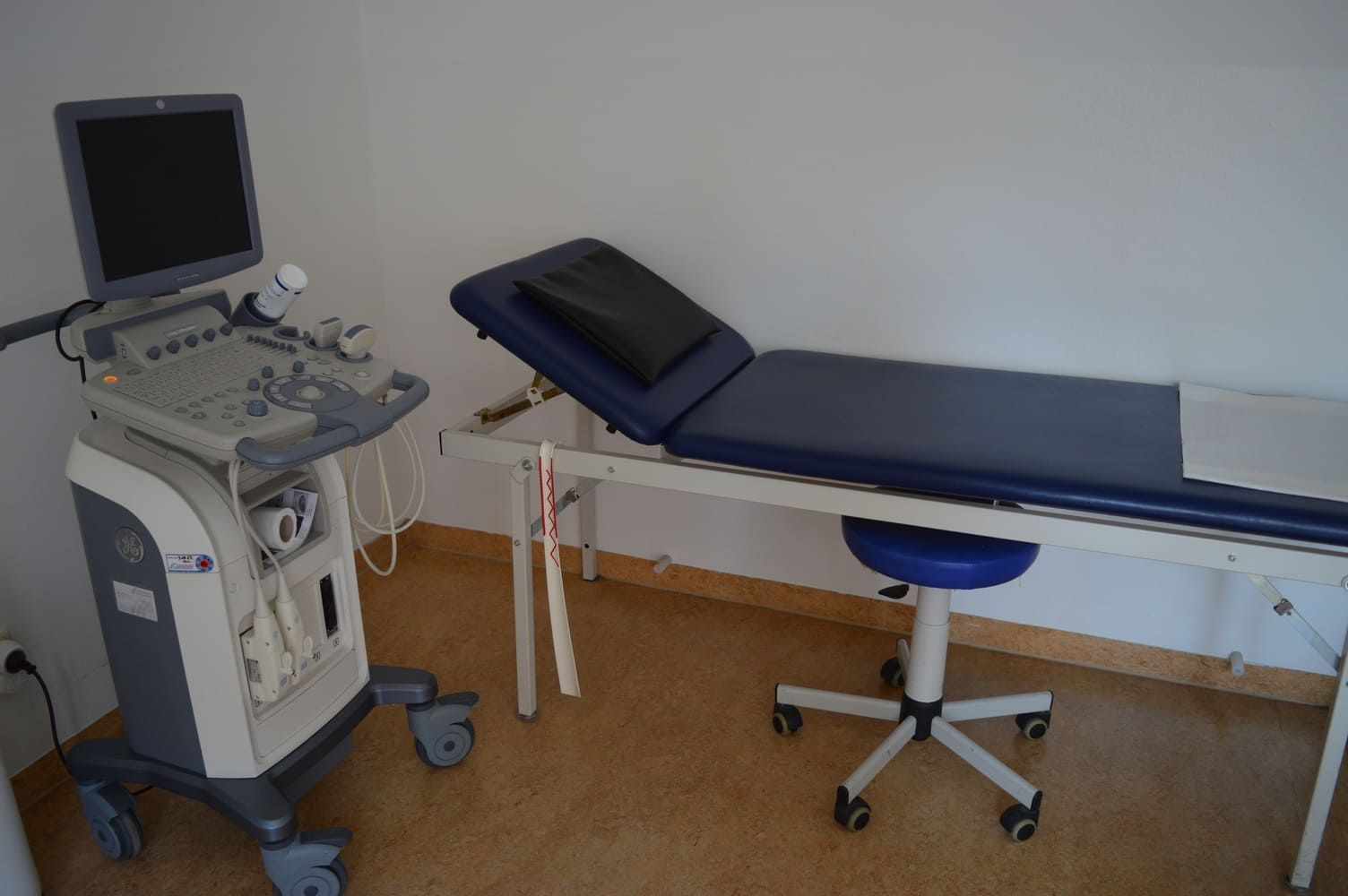 Ultraschallgerät und Untersuchungstisch in einer medizinischen Umgebung.