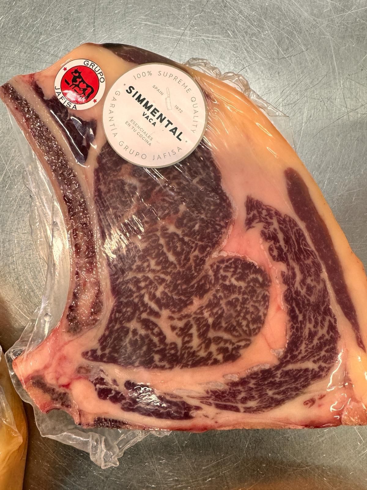 Un trozo de carne con una pegatina que dice simmental.