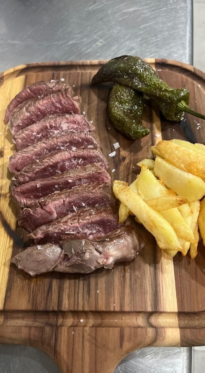 Tres trozos de carne cruda están apilados uno encima del otro sobre una mesa.