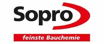 Das Sopro-Logo zeigt das Wort „Sopro“ in fetten schwarzen Buchstaben, darüber eine rote gebogene Linie und darunter „feinste Bauchemie“.