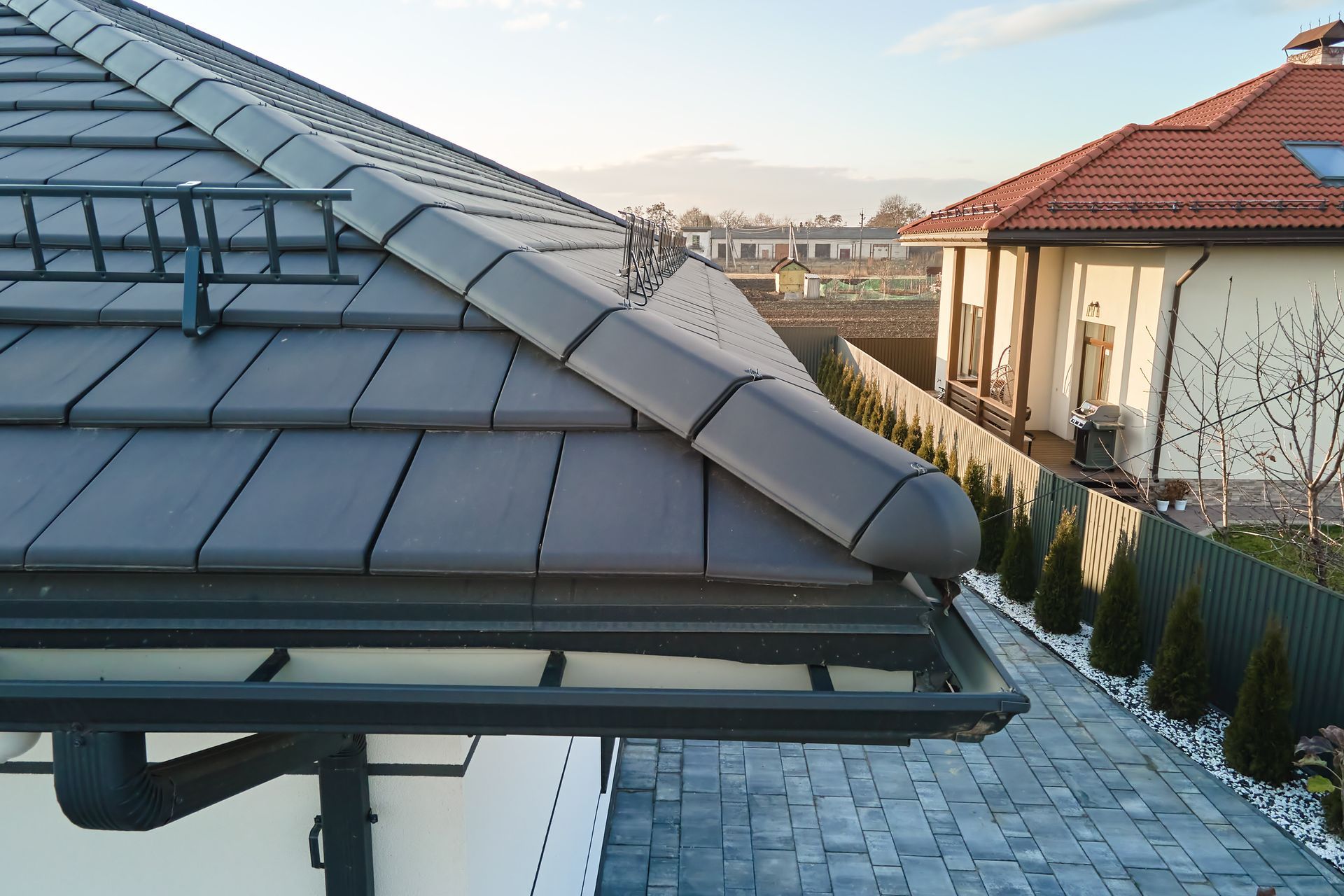 Gouttière neuve installée sur un toit