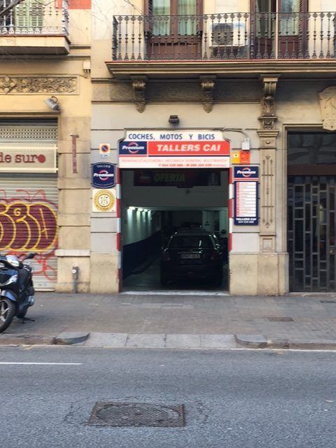 Entrada a un taller mecánico, 