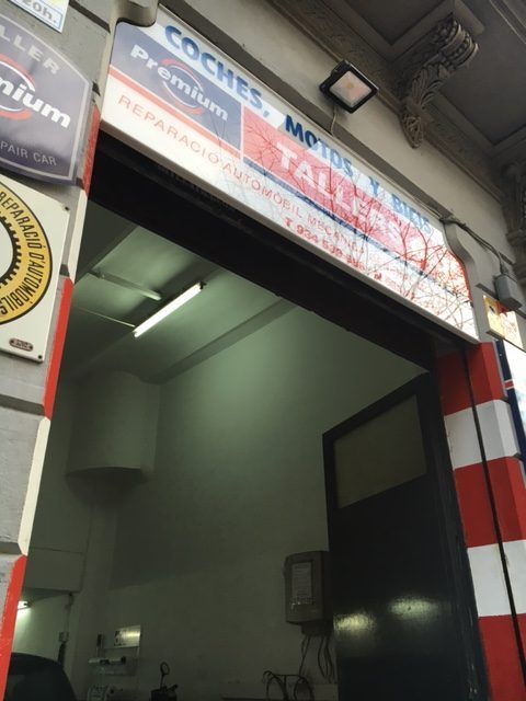 Entrada de garaje con un cartel que dice 