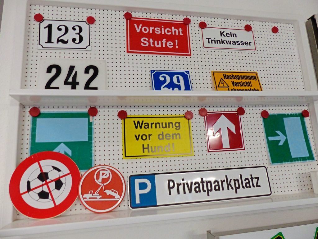 Ausstellung Schilder