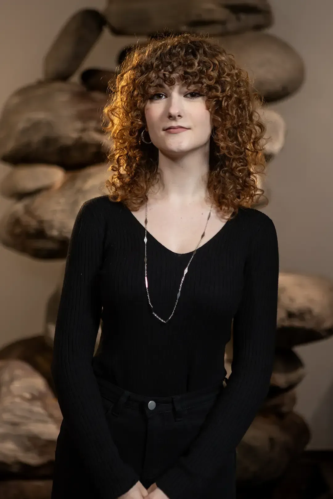 Ein Mann in Anzug und Krawatte lächelt in die Kamera